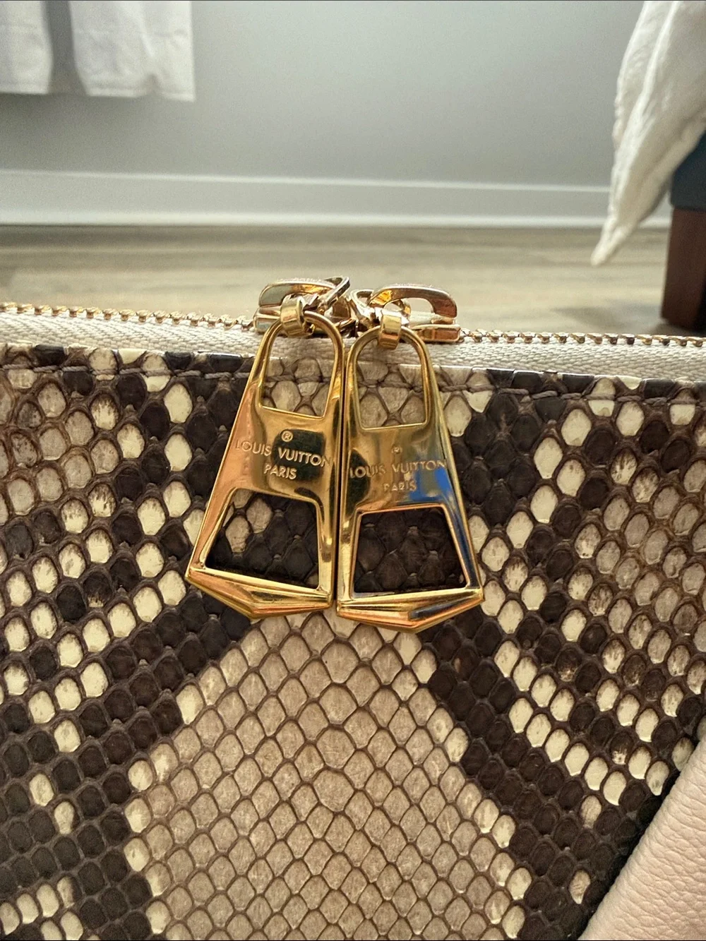 Louis Vuitton python and beige crossbody with gold hardware - Picture 3 of 16